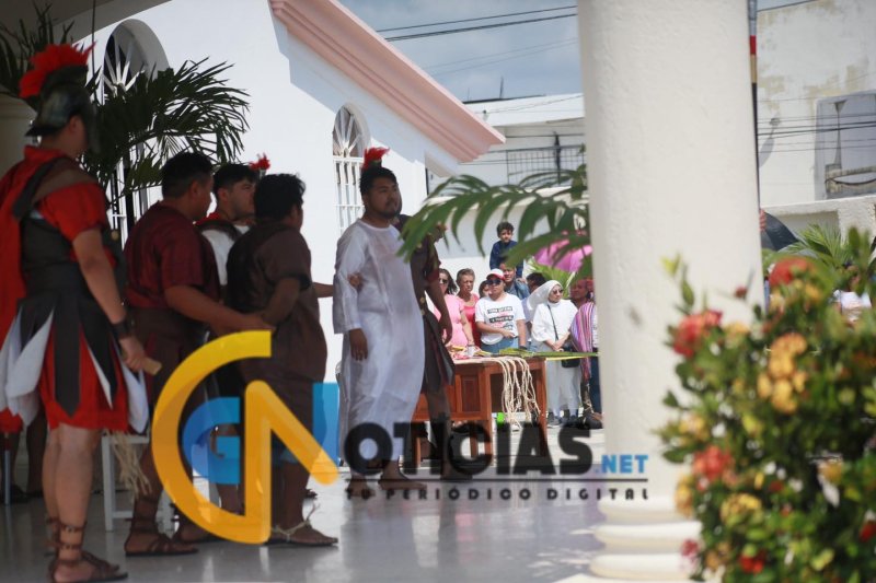 Así se vivió el viacrucis en la iglesia del Carmen de la Supermanzana 90, la mañana de este Viernes Santo, cientos de feligreses, caminaron y acompañaron a Jesús de Nazareth durante su recorrido