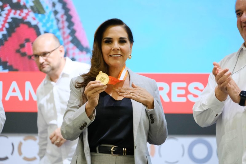 Recibe Mara Lezama la medalla Liderazgo Anáhuac en Comunicación 2025, primera gobernadora en recibir esta distinción por su compromiso social
