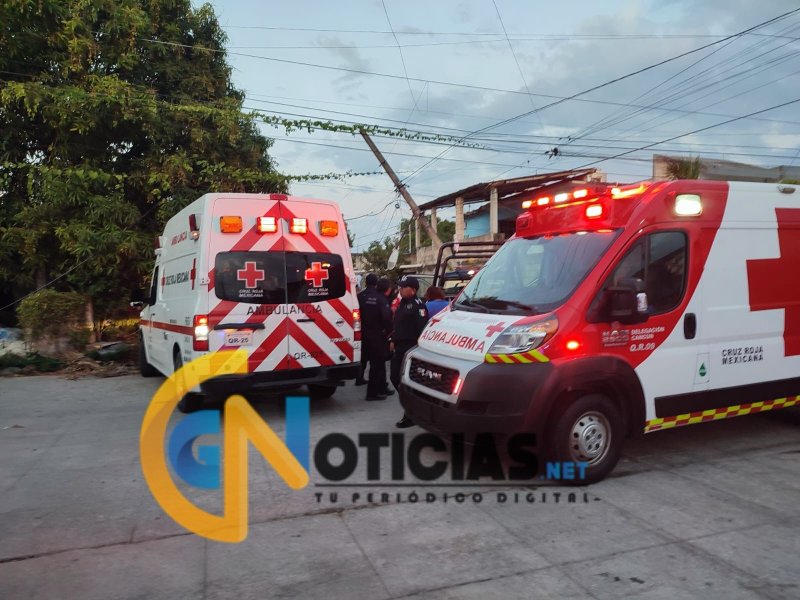Operador de una patrulla de la policía municipal, provocó un aparatoso accidente con otro auto