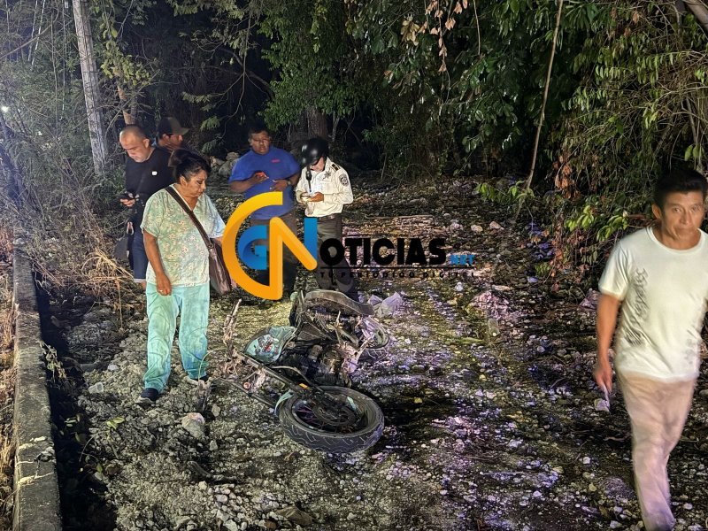 Un conductor de una camioneta al parecer ebrio, se impactó contra un vehículo y una motocicleta