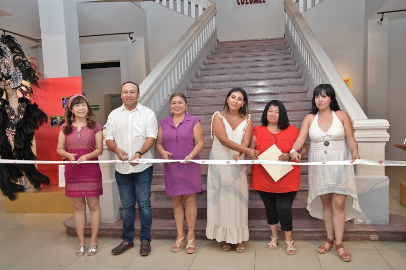 La FPMC enciende de luces moradas e inaugura la exposición “Sentimiento y Pasión” en el Museo de la Isla