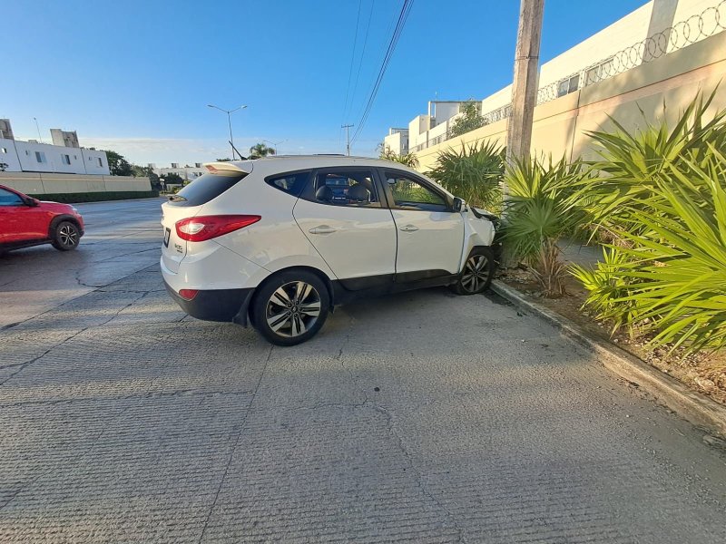 Camioneta Hyundai termina con severos daños luego de que su conductor lo estampara contra un poste de la supermanzana 333