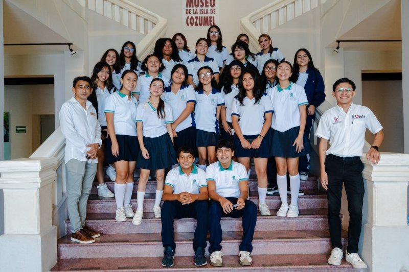 Recorren estudiantes del Colegio de Bachilleres el Museo de la Isla para fortalecer su formación en turismo
