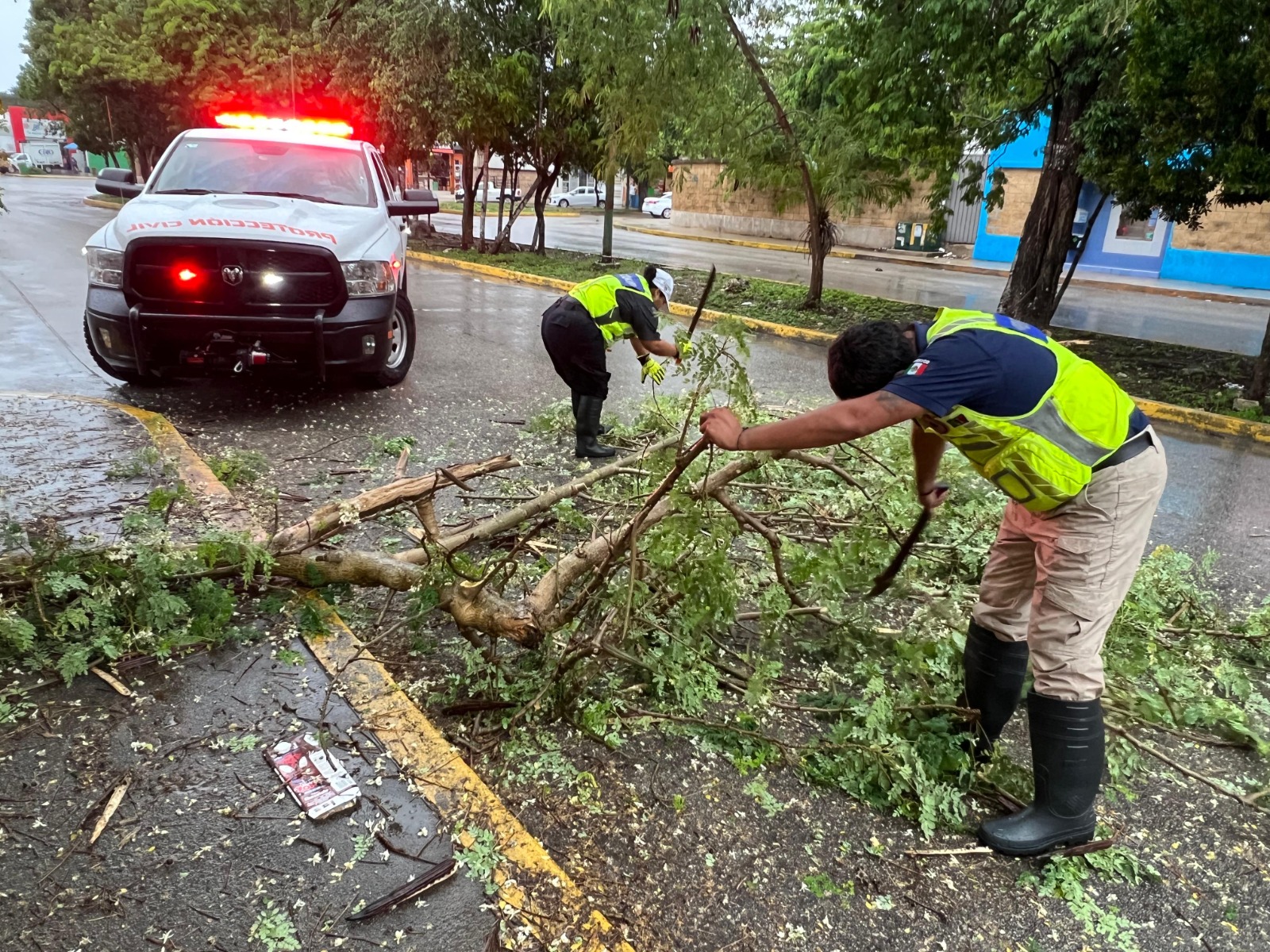 Gobierno de Estefanía Mercado despliega brigadas de apoyo ante las intensas lluvias en Playa del Carmen