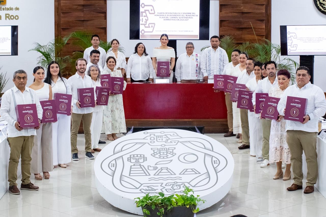 Estefanía Mercado entrega al Cabildo la glosa del Primer Informe de Trabajo de Playa del Carmen