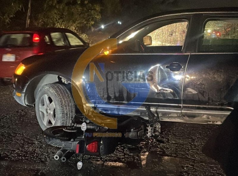 La conductora de una camioneta, salió de manera imprudente de una calle de terracería para incorporarse al Arco Vial, lo que provocó que un motociclista se impactara en la puerta del conductor.