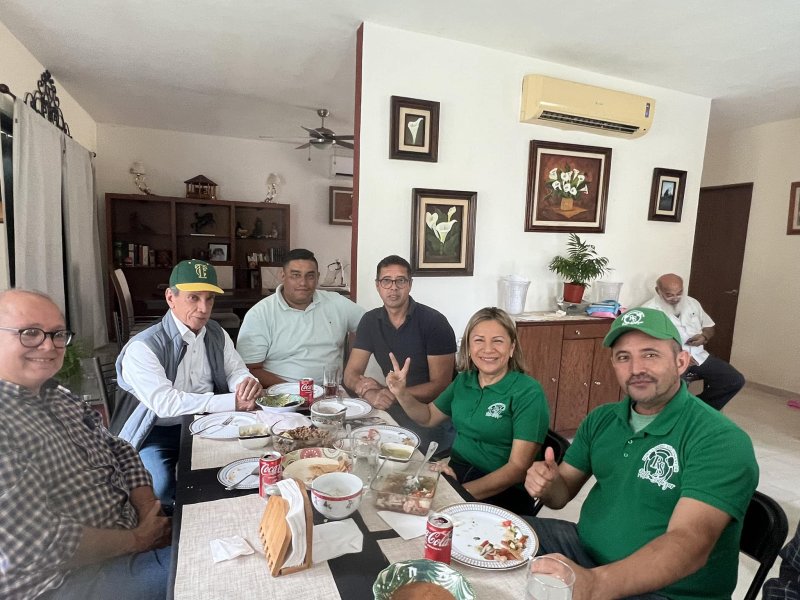 RUTH SALAZAR SALUDA A MARIO VILLANUEVA DURANTE EXITOSA GIRA PROSELITISTA POR EL SUR DEL ESTADO.