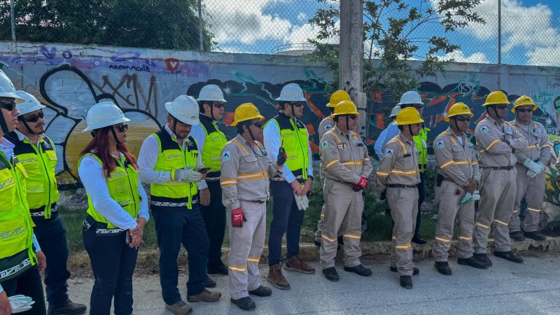 Supervisa Mara Lezama trabajos de restauración de energía eléctrica de la CFE en la Av. Huayacán, Kabah y Las Torres