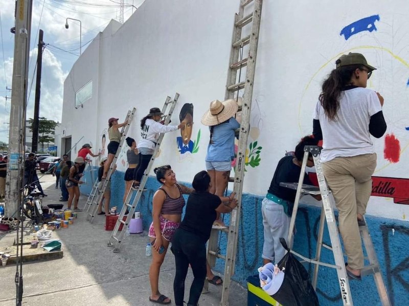 Bloquean ‘Madres Buscadoras’ la avenida Xcaret; para pintar mural de familiares desaparecidos en la sede de la Fiscalía.