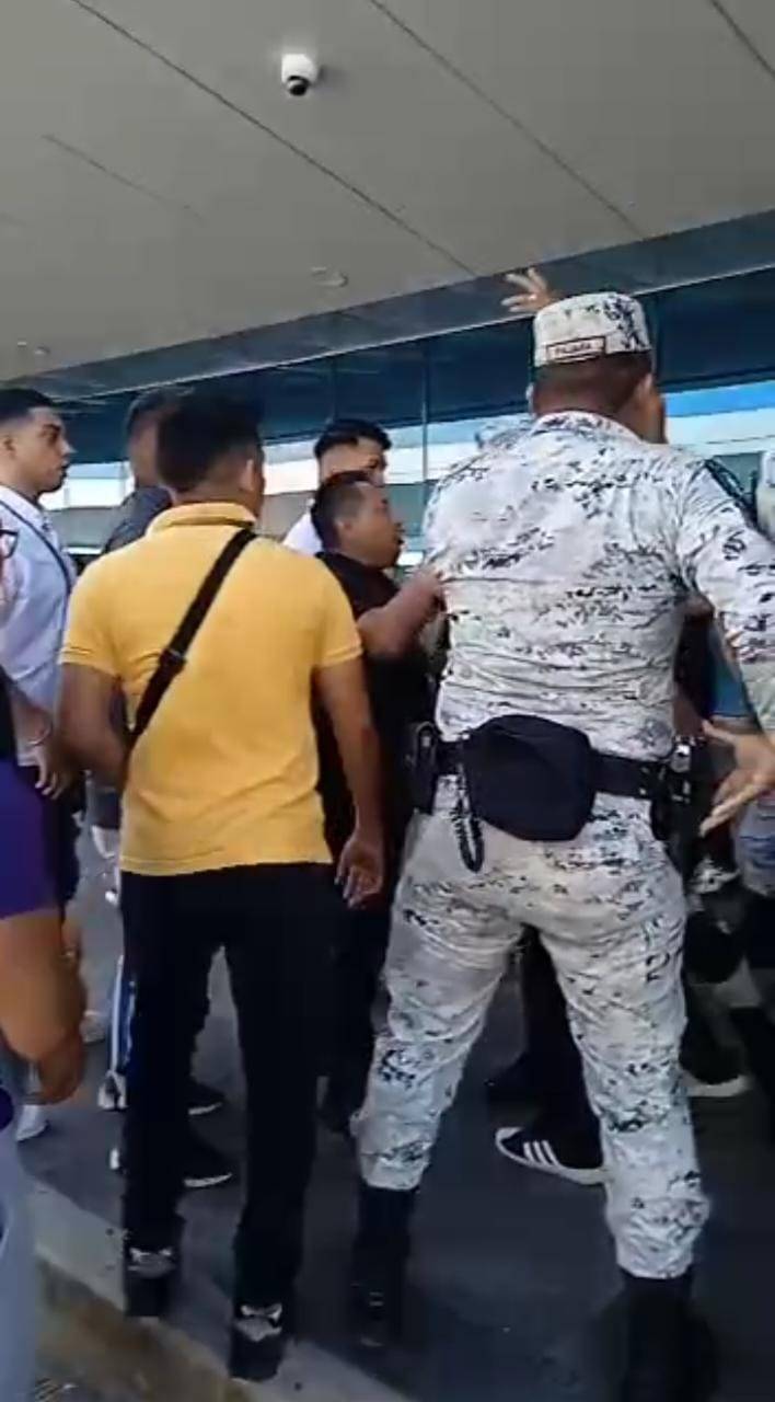 Captan nueva trifulca entre taxista y chofer de ‘van’ turística en el Aeropuerto Internacional de Cancún