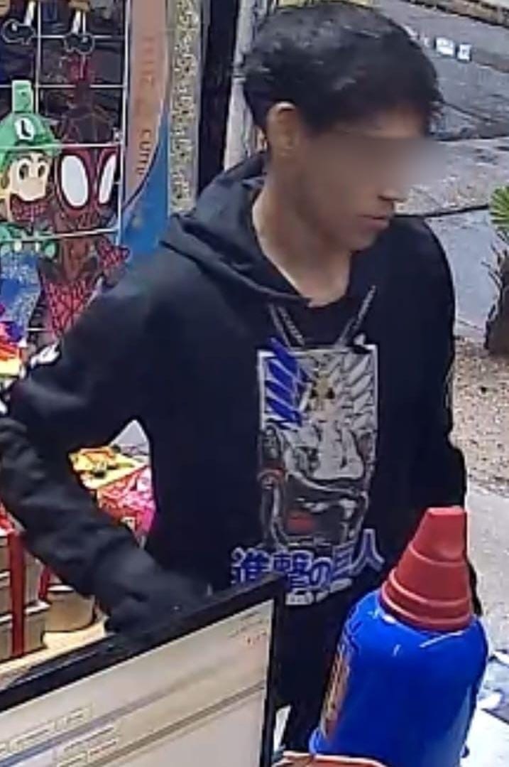 Joven delincuente es grabado cobrándose un supuesto derecho de piso a una pequeña tienda de abarrote