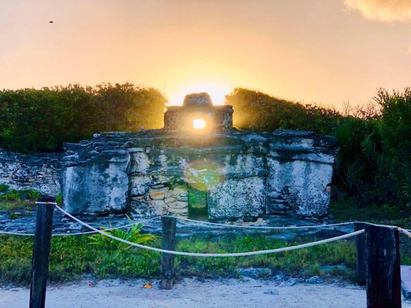 La FPMC abrió las puertas de Punta Sur para observar el fenómeno arqueoastronómico en El Caracol