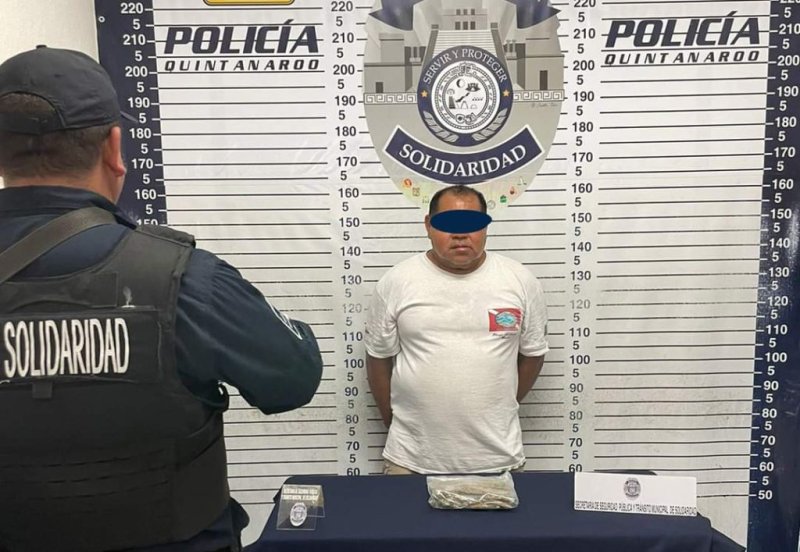 𝗗𝗲𝘁𝗶𝗲𝗻𝗲𝗻 𝘂𝗻 𝗶𝗻𝗱𝗶𝘃𝗶𝗱𝘂𝗼 𝗰𝗼𝗻 16 𝗯𝗼𝗹𝘀𝗶𝘁𝗮𝘀 𝗱𝗲 𝗺𝗮𝗿𝗶𝗵𝘂𝗮𝗻𝗮 𝗲𝗻 𝗣𝗹𝗮𝘆𝗮 𝗱𝗲𝗹 𝗖𝗮𝗿𝗺𝗲𝗻