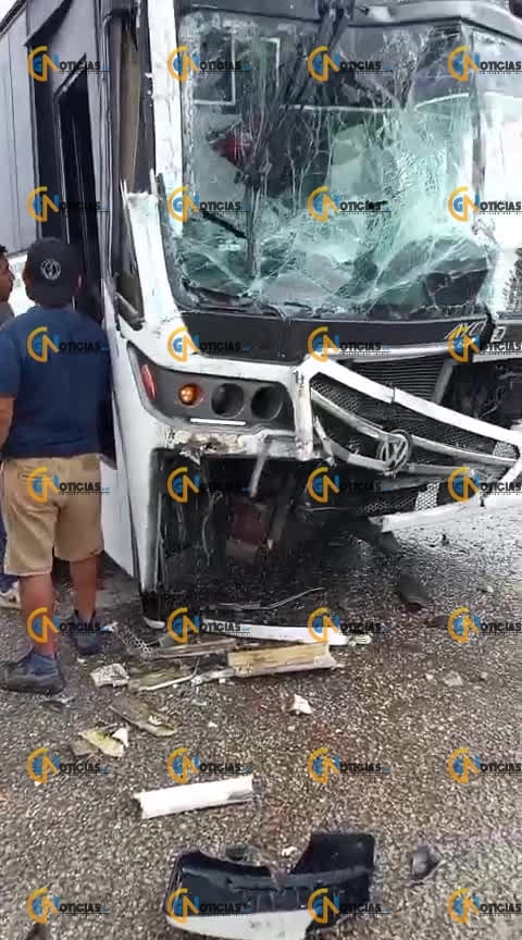 Un autobús de la empresa lipu se estampa contra un volquete dejando cuantiosos daños y lesionados