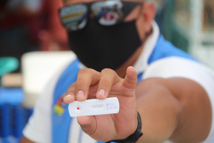 Ofrecen pruebas gratuitas de COVID-19 en los tianguis de Cancún