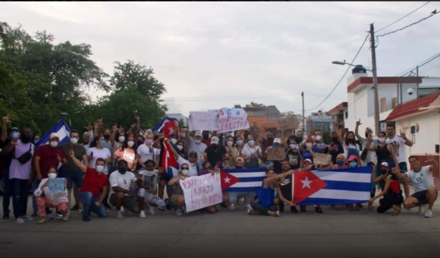 “PATRIA LIBRE, ABAJO LA DICTADURA”: Protestan cubanos contra su gobierno en Cancún