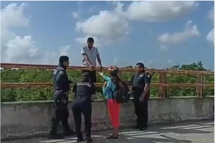 <a href="https://www.lajornadamaya.mx/quintana-roo/198966/policias-de-solidaridad-evitan-que-un-hombre-se-lance-de-un-puente#">Policías de Solidaridad evitan que un hombre se lance de un puente</a>
