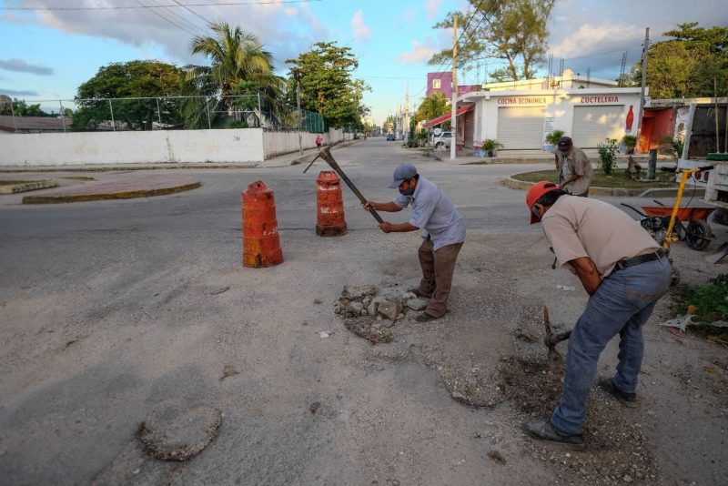 Realizan en Cancún brigadas de bacheo