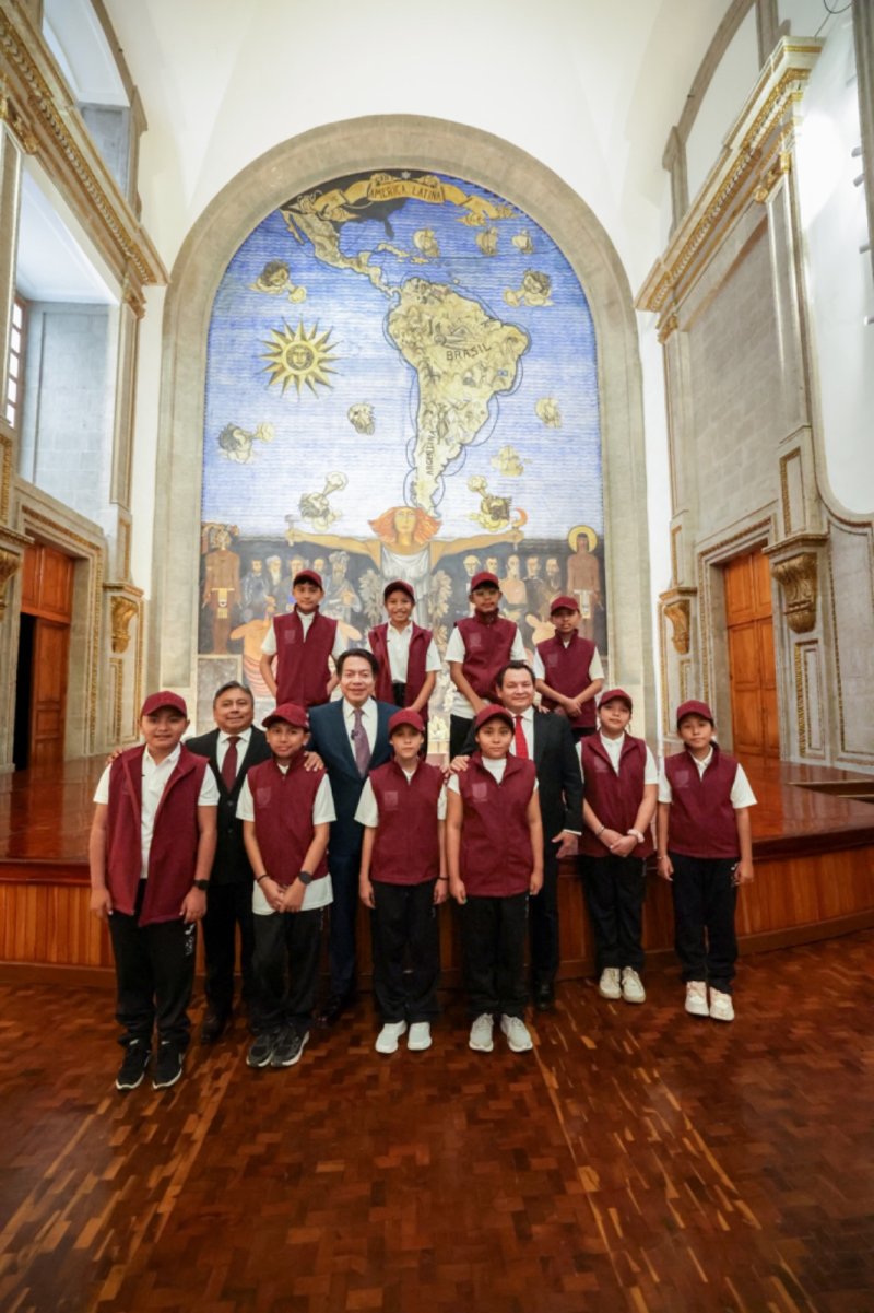 Reconocen a estudiantes yucatecos por su excelencia académica