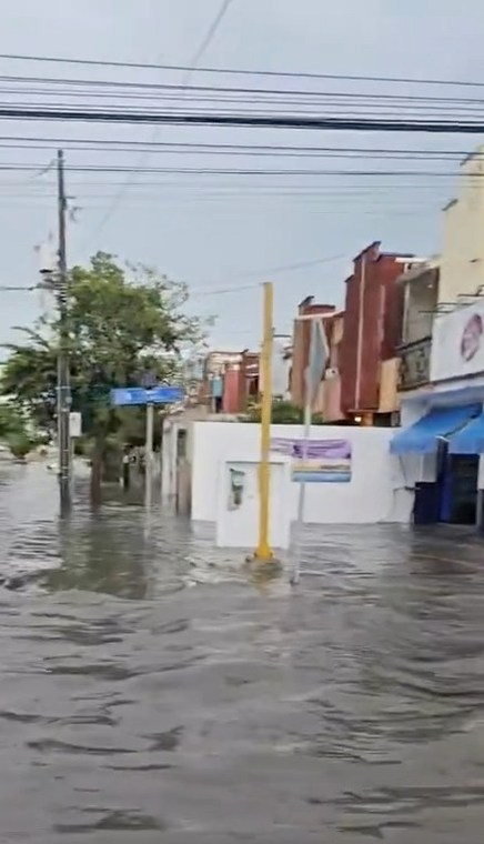 Lluvias intensas inundan calles de Cancún