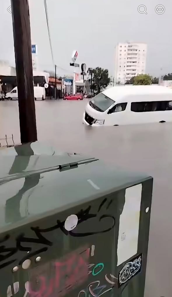 Van atrapada en rotonda del Polígono Sur por lluvia