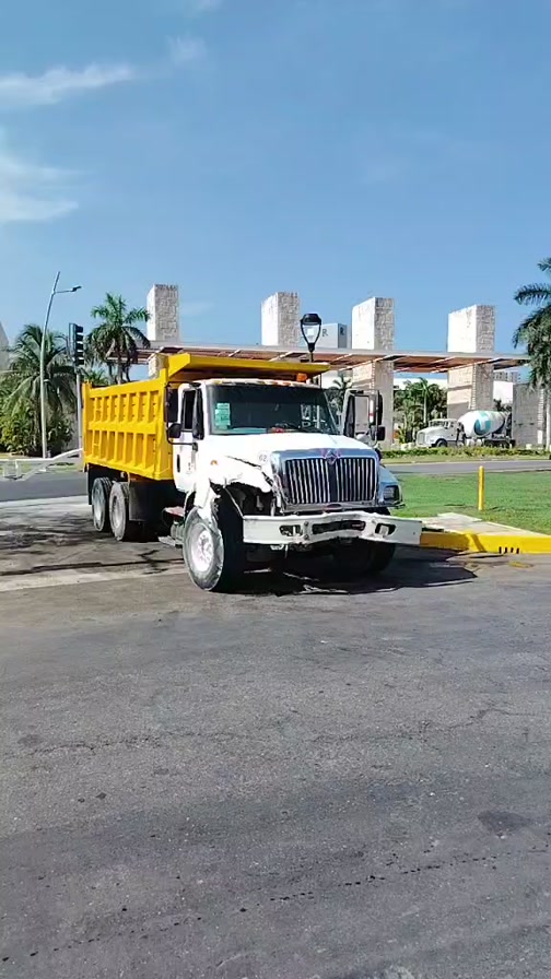 Volquetero pierde el control y golpea palmera en zona hotelera
