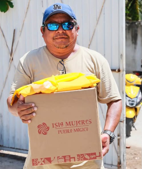 Atenea Gómez entrega apoyos a familias pescadoras de Isla Mujeres