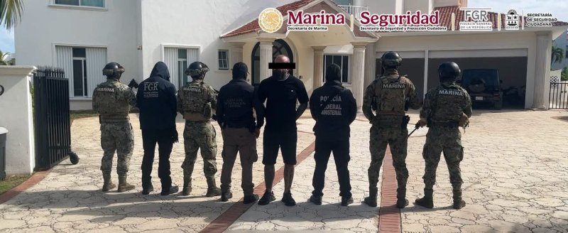 CAE PRESUNTO LÍDER CRIMINAL EN CANCÚN; REALIZAN TRES CATEOS Y ASEGURAN ARMAS Y DROGA Cancún, Quintana Roo.– Un operativo...