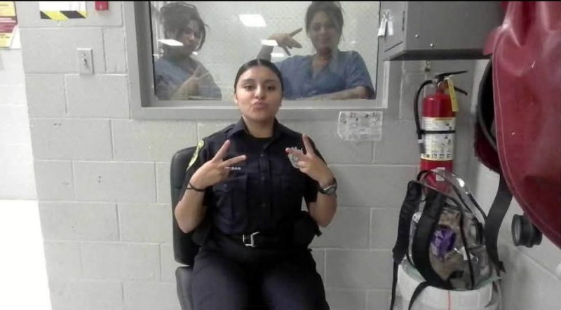 Despidieron a joven de 18 años tras viralizarse fotos con reclusas en Texas
