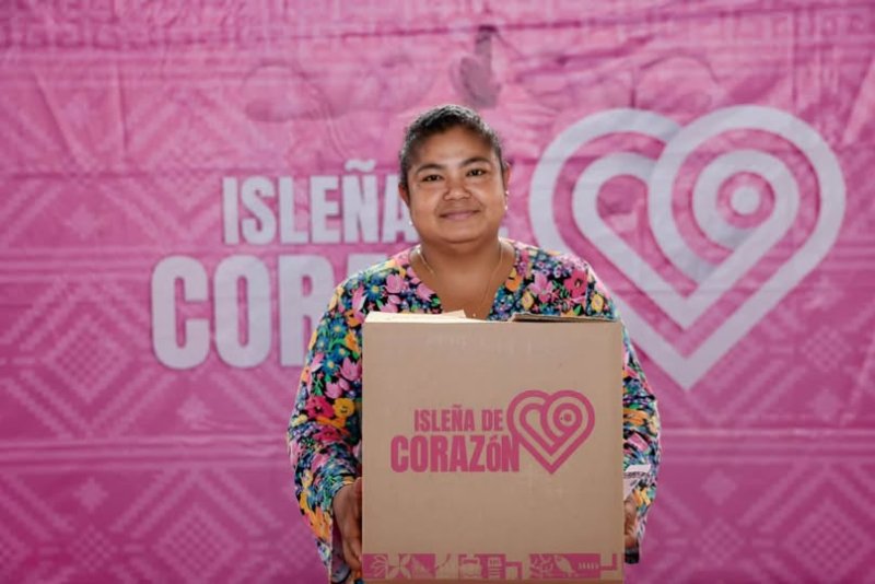 Gobierno Municipal entrega despensas a mujeres de Isla Mujeres
