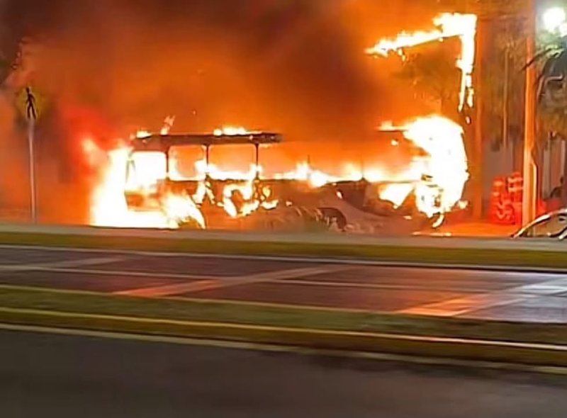Incendio de autobús en Avenida Tulum, Cancún