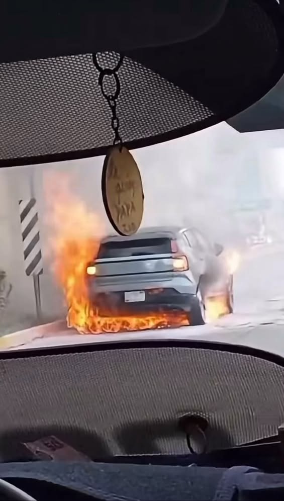 Incendio de vehículo en puente de Puerto Morelos causa tráfico lento
