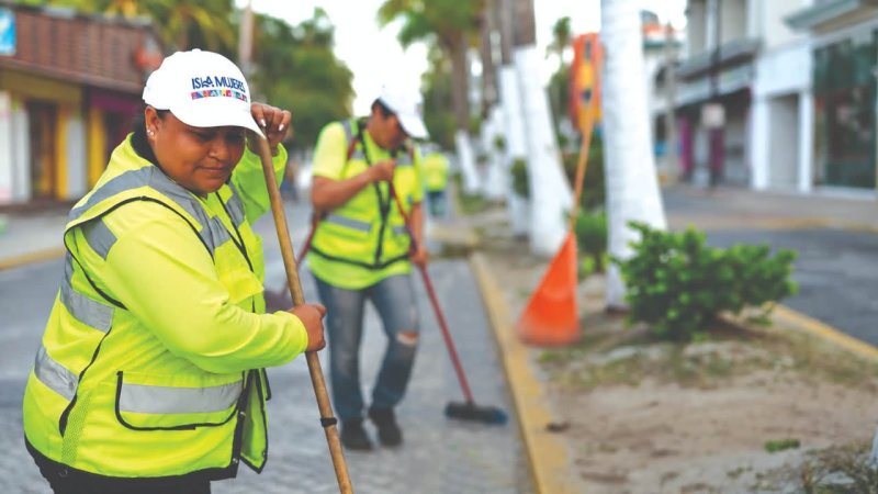 ISLA MUJERES SE PREPARA PARA DÍA DE MUERTOS CON OPERATIVO DE LIMPIEZA