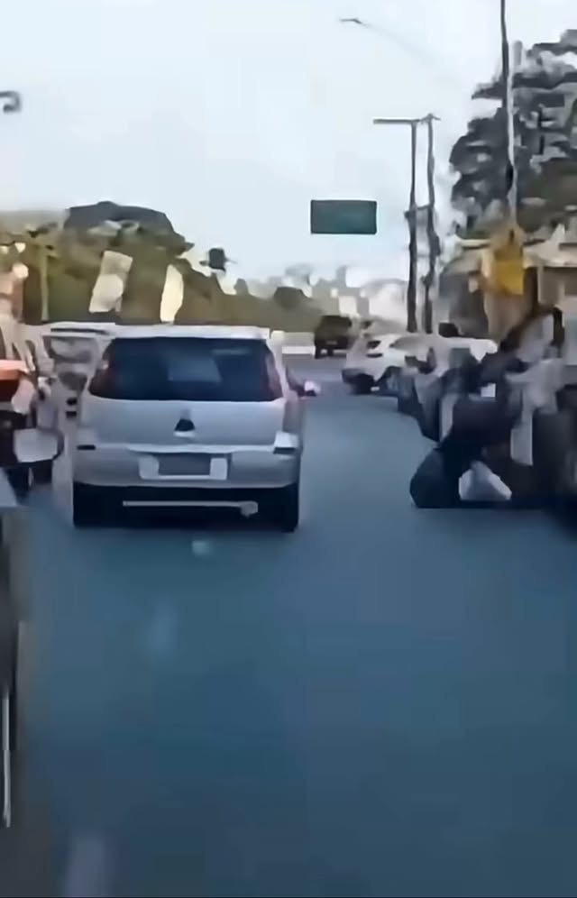 Motociclista cae tras intentar golpear espejo de auto