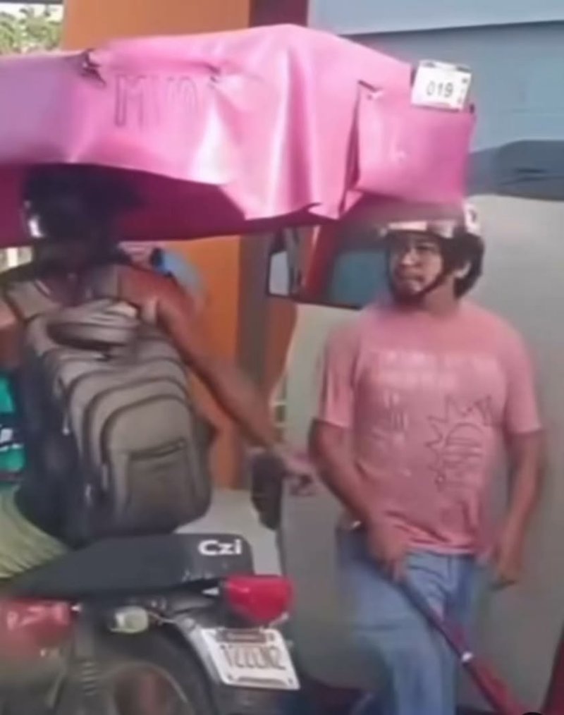 Mototaxistas en Kanasín se enfrentan, narrador viraliza pelea
