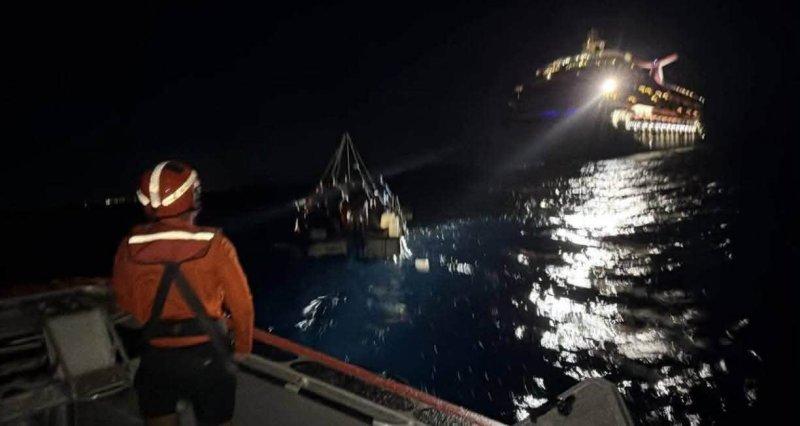 RESCATA MARINA A 10 CUBANOS A LA DERIVA CERCA DE ISLA MUJERES Isla Mujeres.- A la deriva y en una lancha hechiza, así fu...