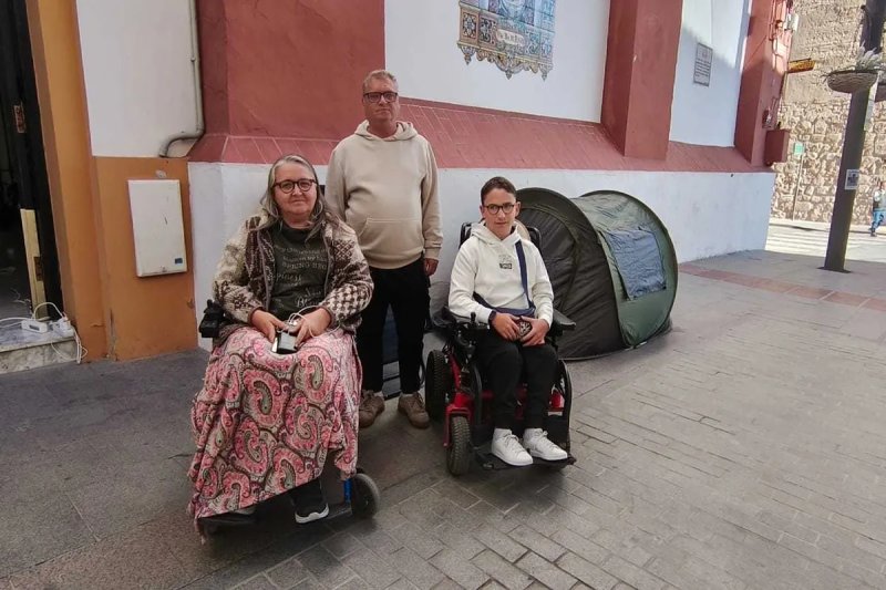 Una familia lleva una semana acampada en la calle tras ser desalojada: "No queremos ayudas, sólo una vivienda de alquiler en la que entren las sillas de ruedas"